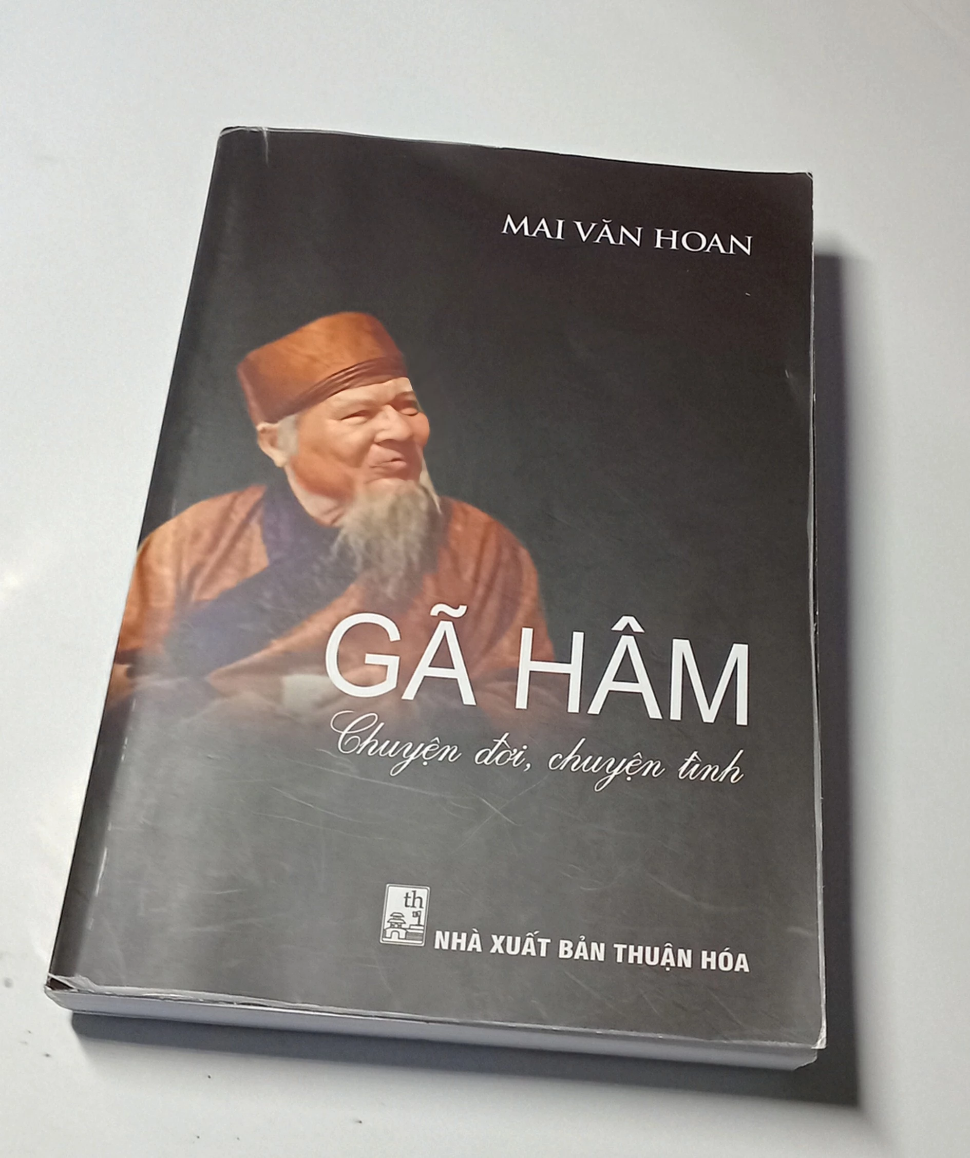 Bìa cuốn tự truyện của nhà thơ Mai Văn Hoan - Ảnh: N.K.P