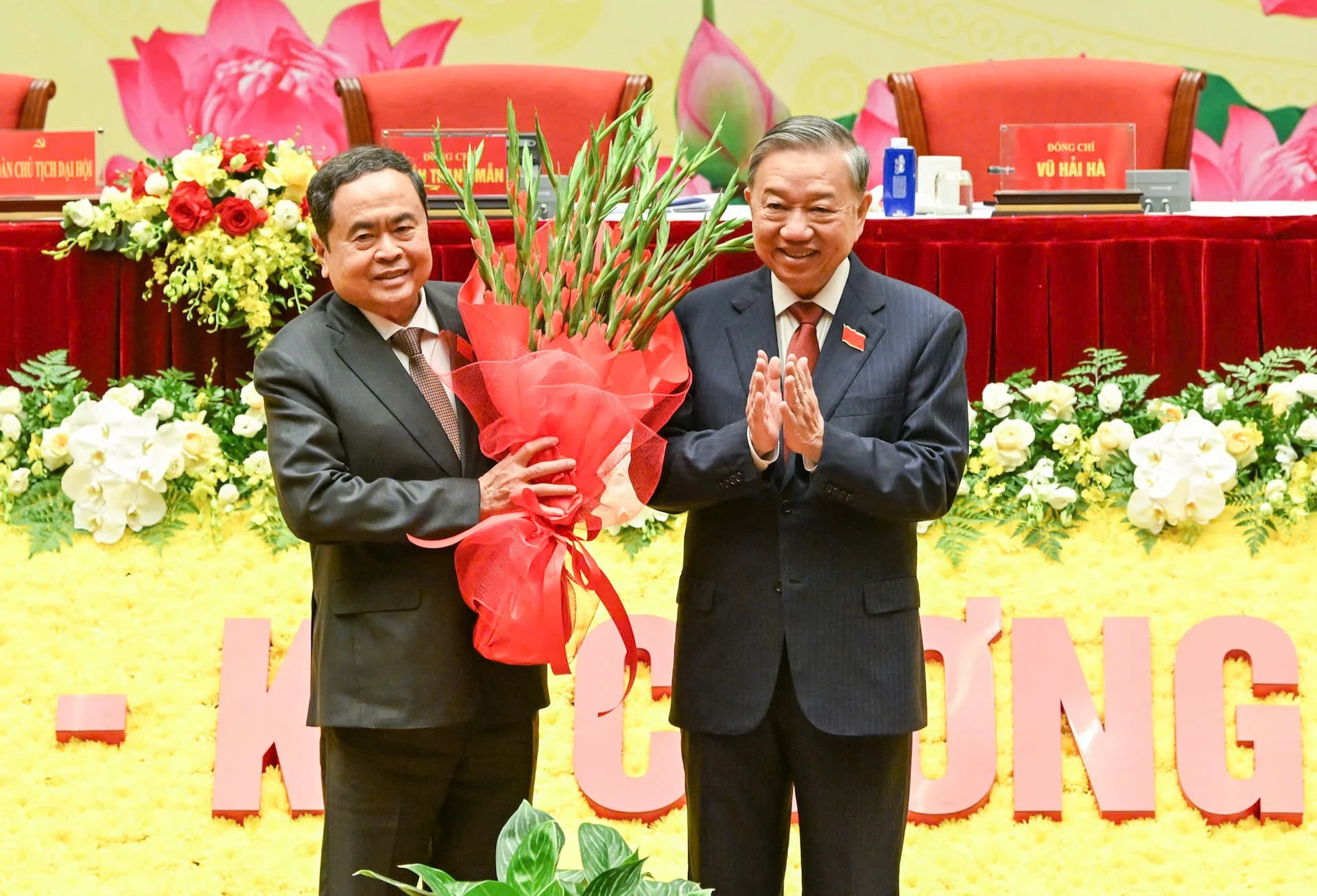 Tổng Bí thư Tô Lâm tặng hoa chúc mừng đại hội