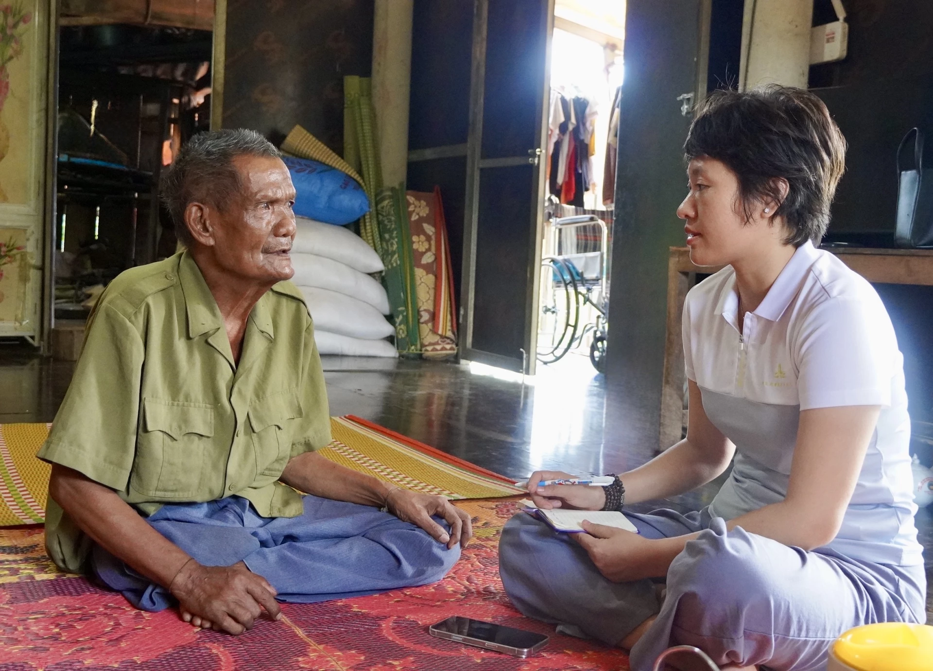 Ông Hồ Văn Nôn kể lại ký ức về những năm tháng tham gia kháng chiến, bảo vệ Tổ quốc, làm nhiệm vụ quốc tế -Ảnh: T.A
