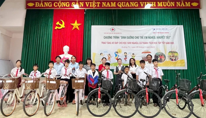 Trao tặng 50 xe đạp cho học sinh hoàn cảnh khó khăn tại xã Ái Tử