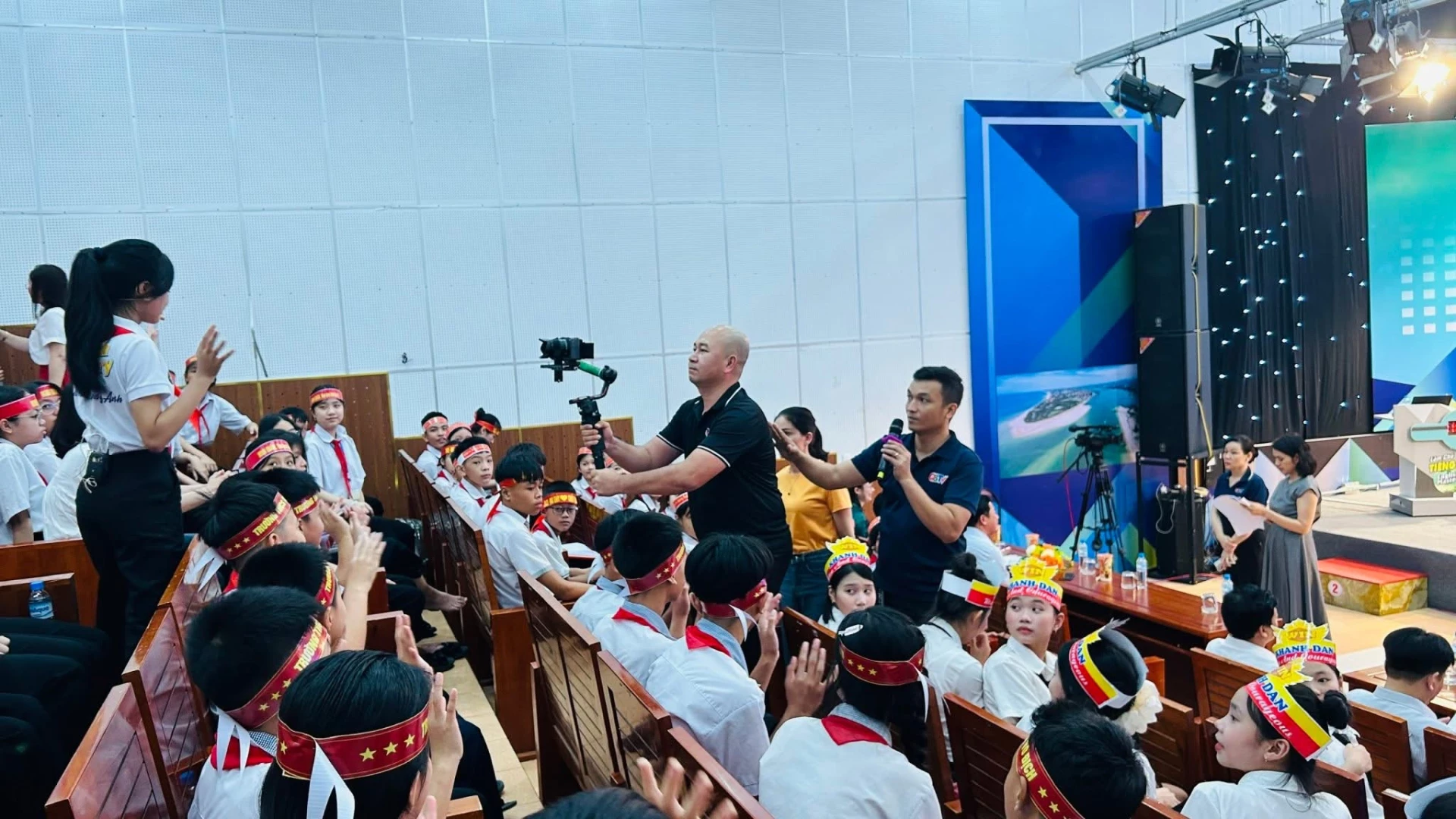 Ê-kíp English Mastery 2025 luôn nỗ lực mang đến những khung hình chỉn chu nhất - Ảnh: D.H