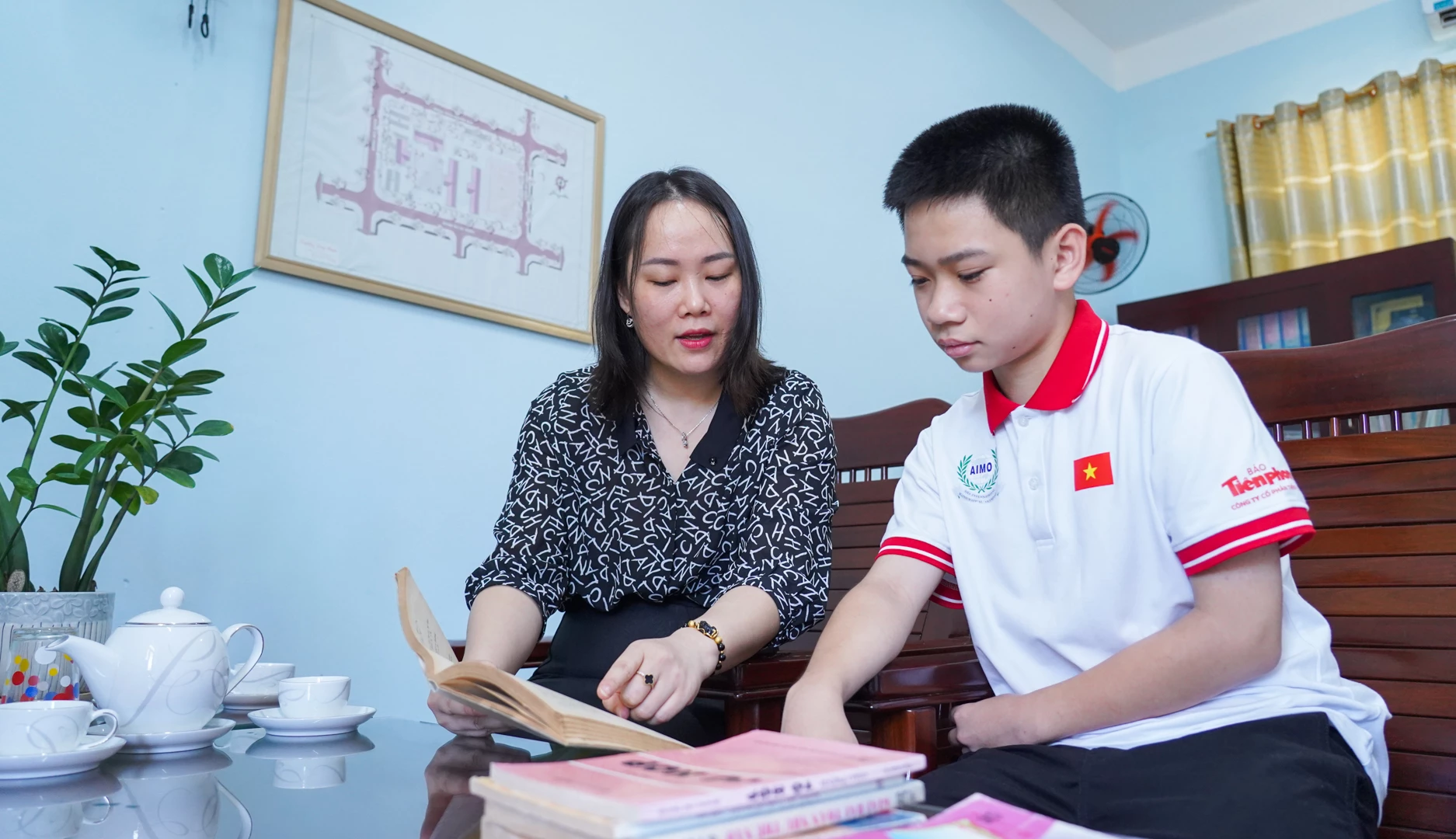 Cô giáo Phan Thị Hằng luôn hỗ trợ Dương Minh Tâm trong suốt quá trình tham gia AIMO 2025 - Ảnh: L.T