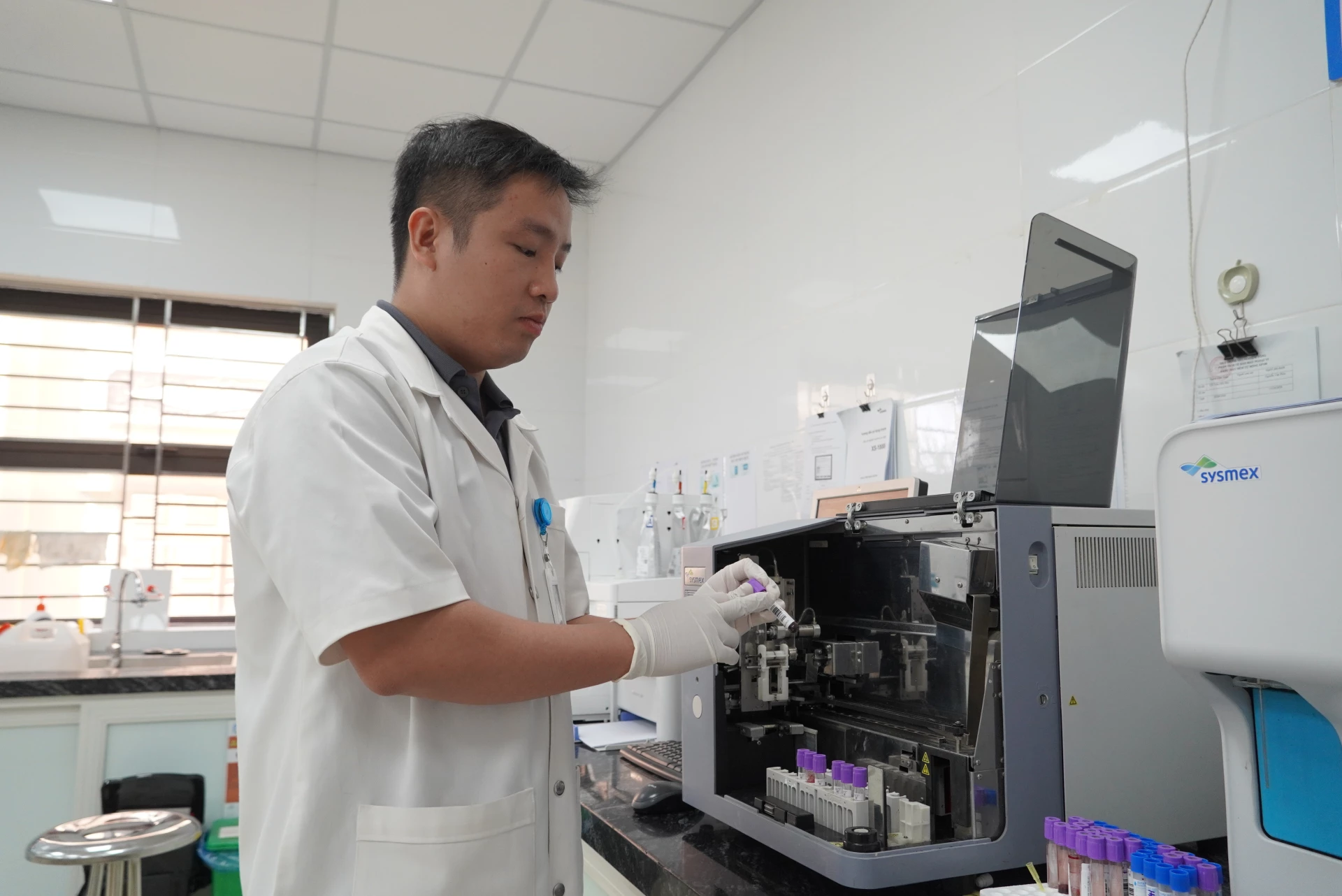 Các kết quả xét nghiệm được mã hóa, tích hợp và đưa lên hệ thống điện tử-Ảnh: H.L