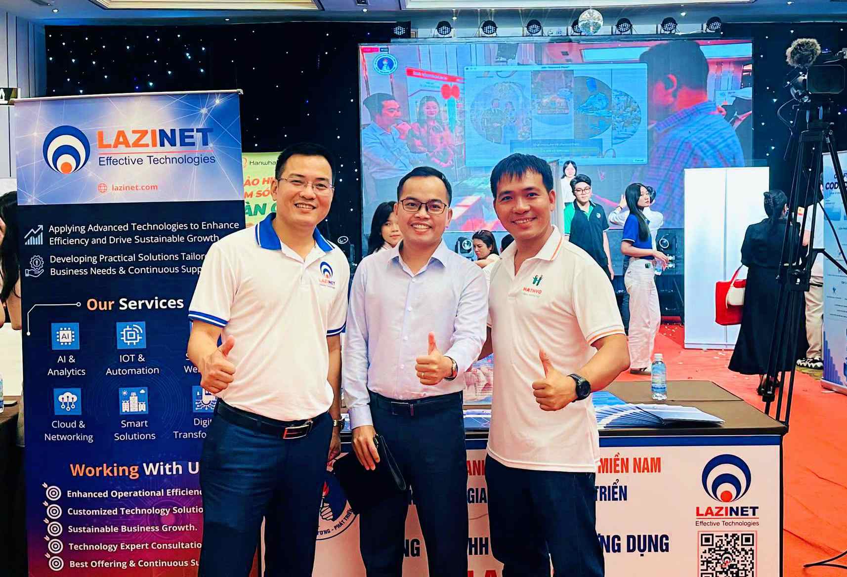 Tiến sĩ Phùng Thế Bảo (ngoài cùng, bìa phải) và cộng sự ở Công ty TNHH Công nghệ ứng dụng LAZINET - Ảnh: NVCC