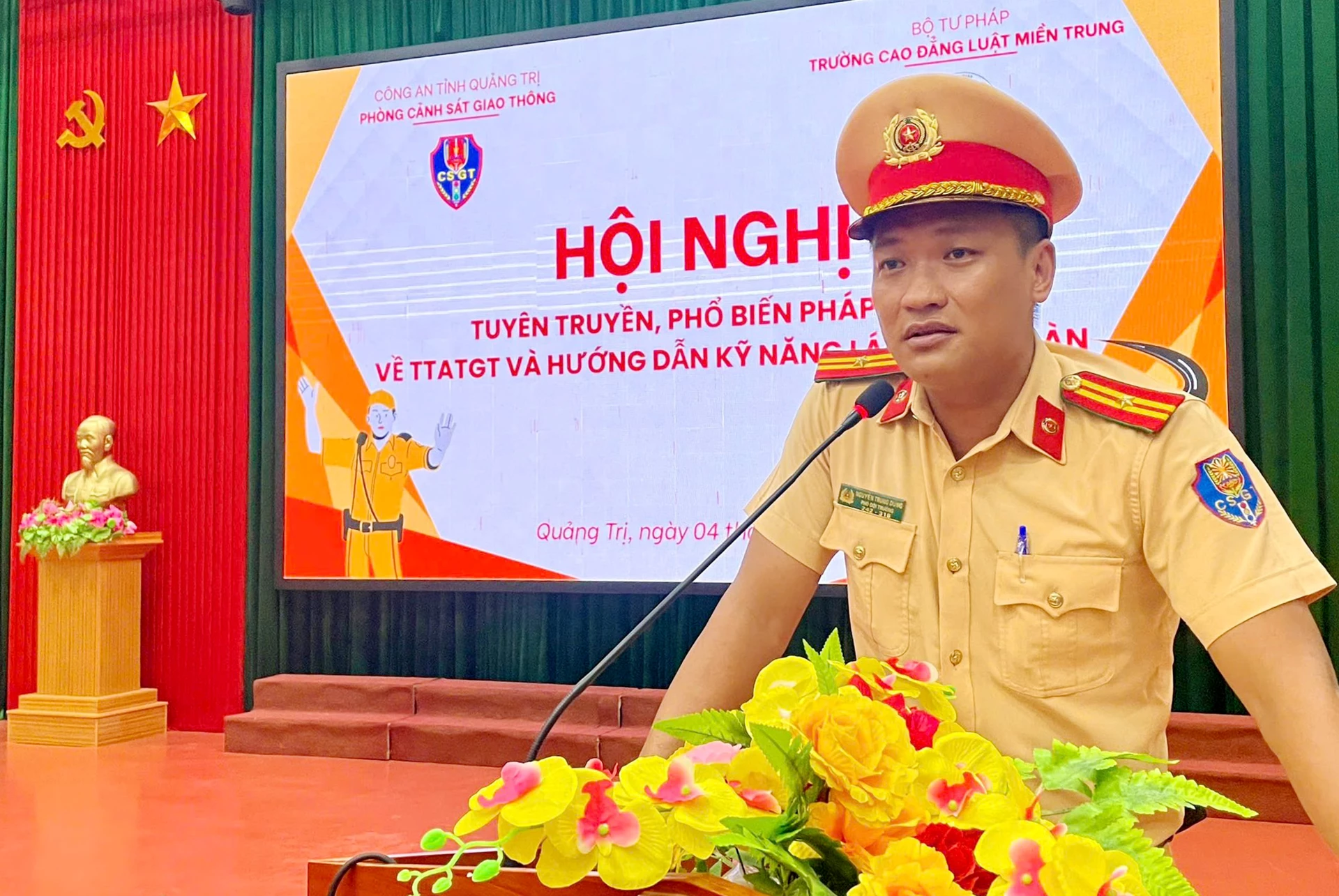Cán bộ Phòng Cảnh sát giao thông phổ biến các quy định của Luật Trật tự, an toàn giao thông đường bộ và kỹ năng tham gia giao thông tại Trường cao đẳng Luật miền Trung - Ảnh: B.T