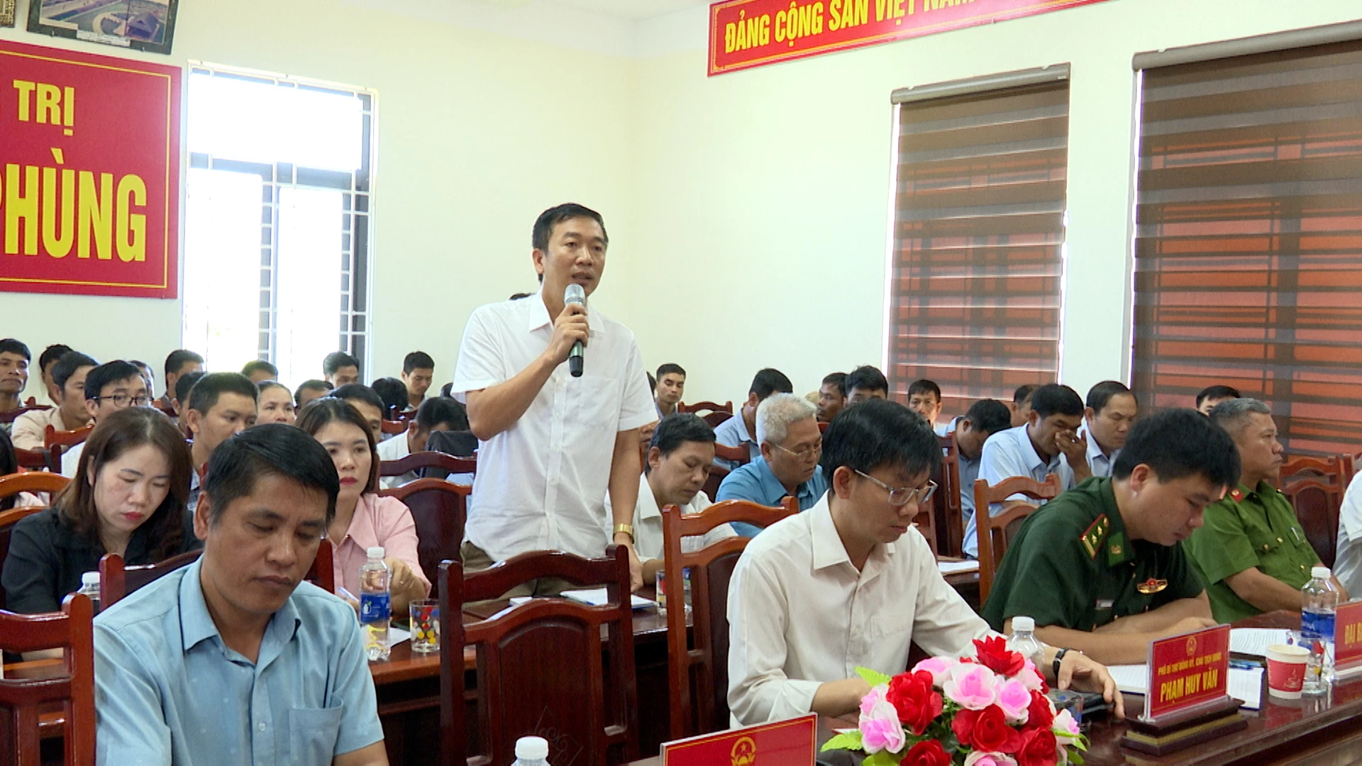 Cử tri xã Hướng Phùng kiến nghị tại buổi tiếp xúc.