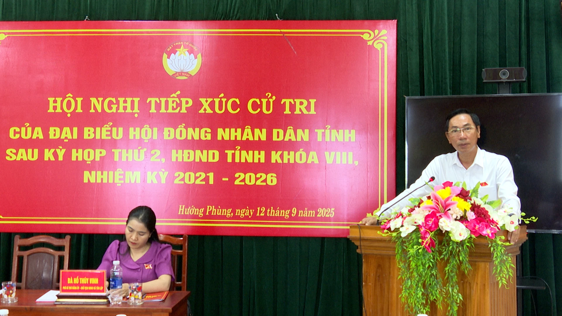 Đại diện tổ đại biểu số 13 HĐND tỉnh tiếp thu các vấn đề cử tri xã Hướng Phùng quan tâm.