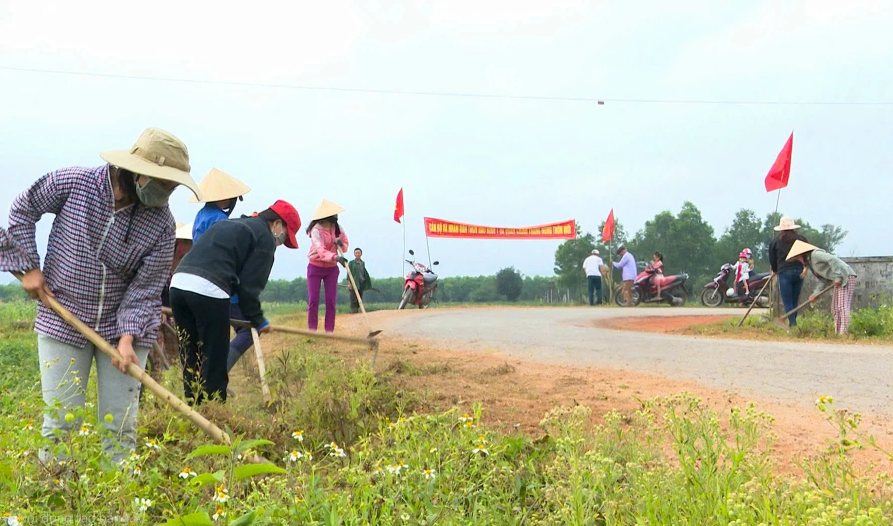 Hoạt động vệ sinh đường làng, ngõ xóm được Hội LHPN xã Hiếu Giang duy trì thường xuyên - Ảnh: L.T