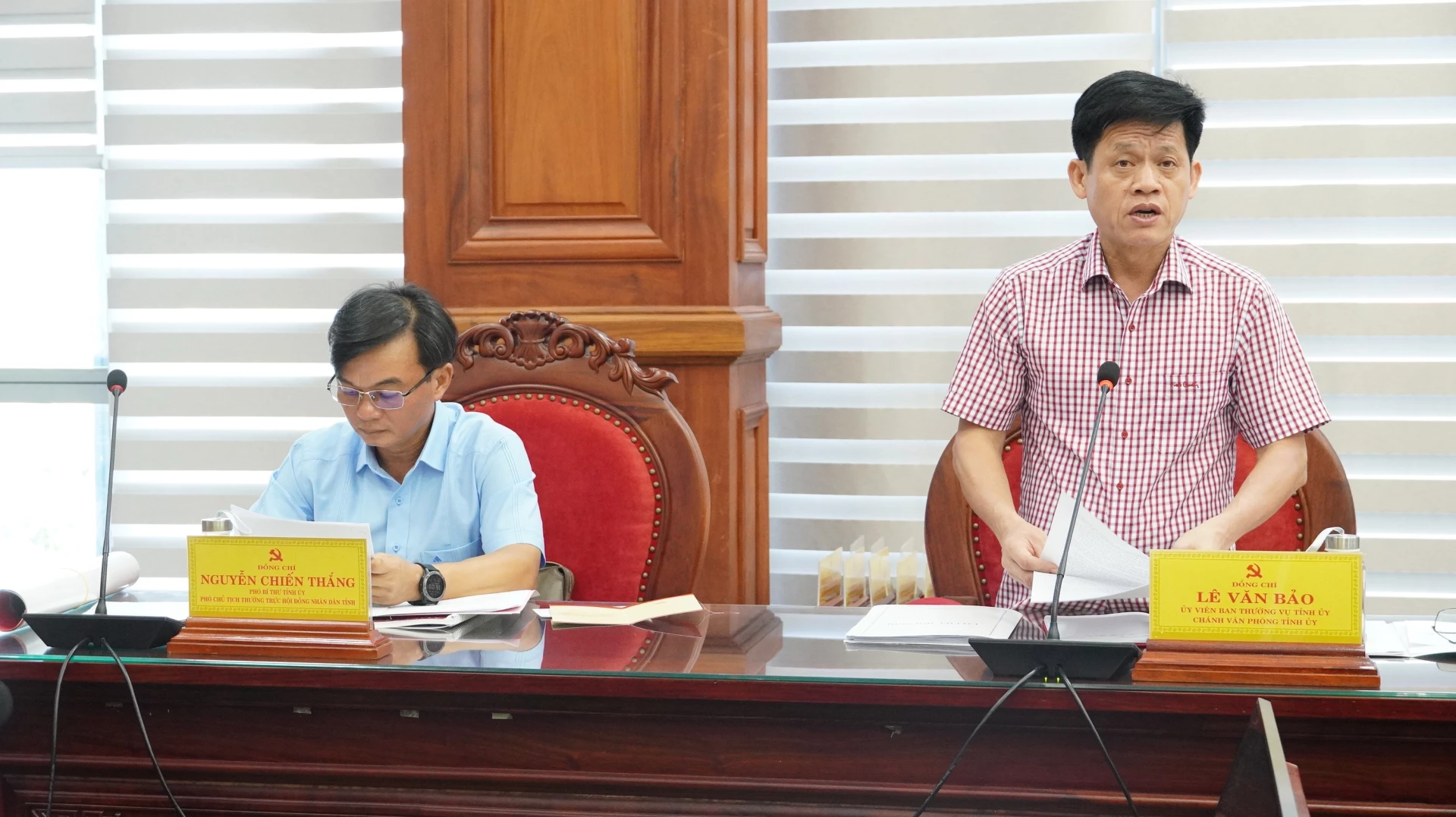 Chánh Văn phòng Tỉnh ủy Lê Văn Bảo báo cáo công tác chuẩn bị Đại hội đại biểu Đảng bộ tỉnh lần thứ I, nhiệm kỳ 2025-2030. Ảnh: QV