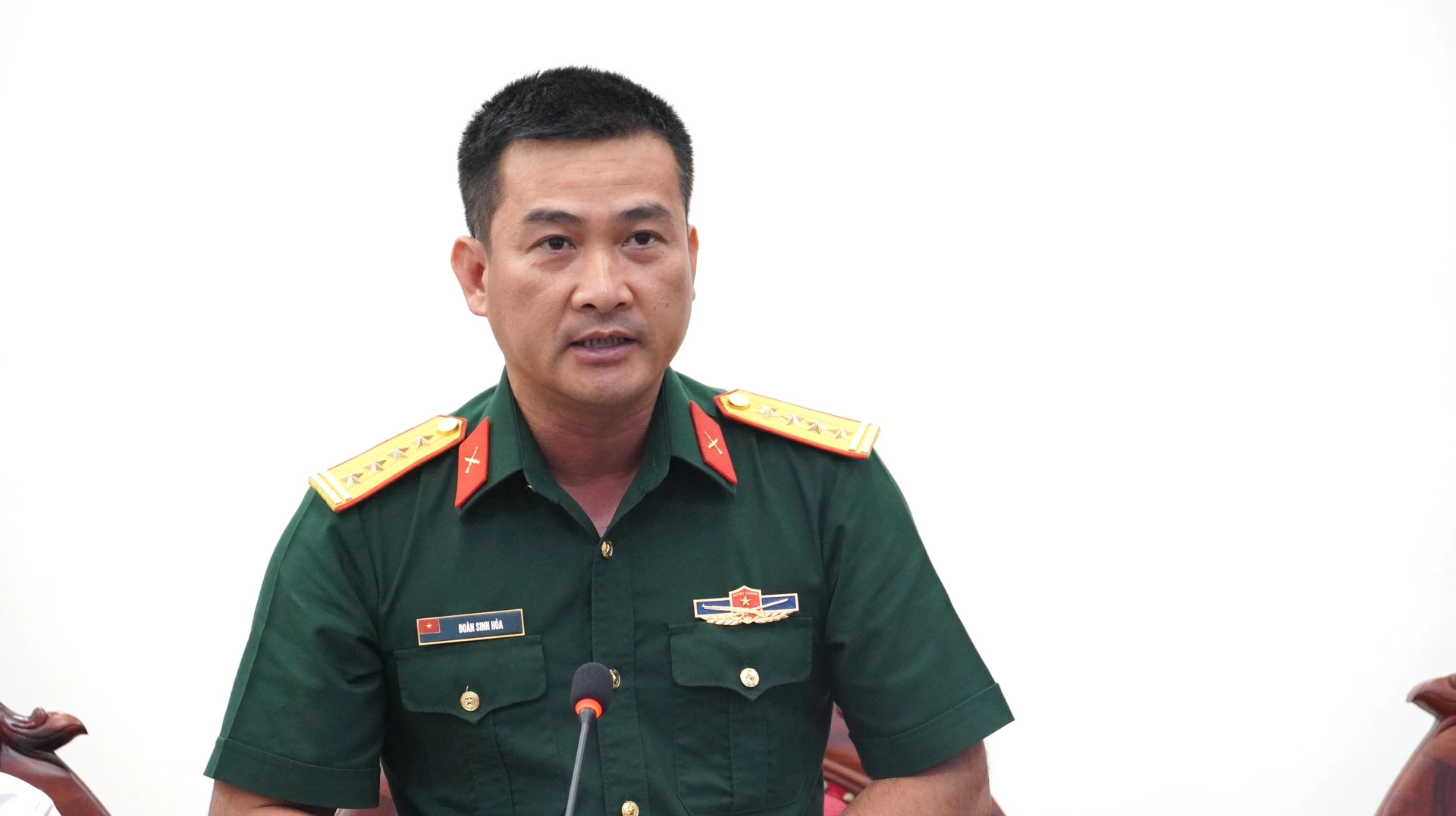 Đại tá Đoàn Sinh Hòa, Chỉ huy trưởng Bộ Chỉ huy Quân sự tỉnh phát biểu tại buổi làm việc - Ảnh: QV