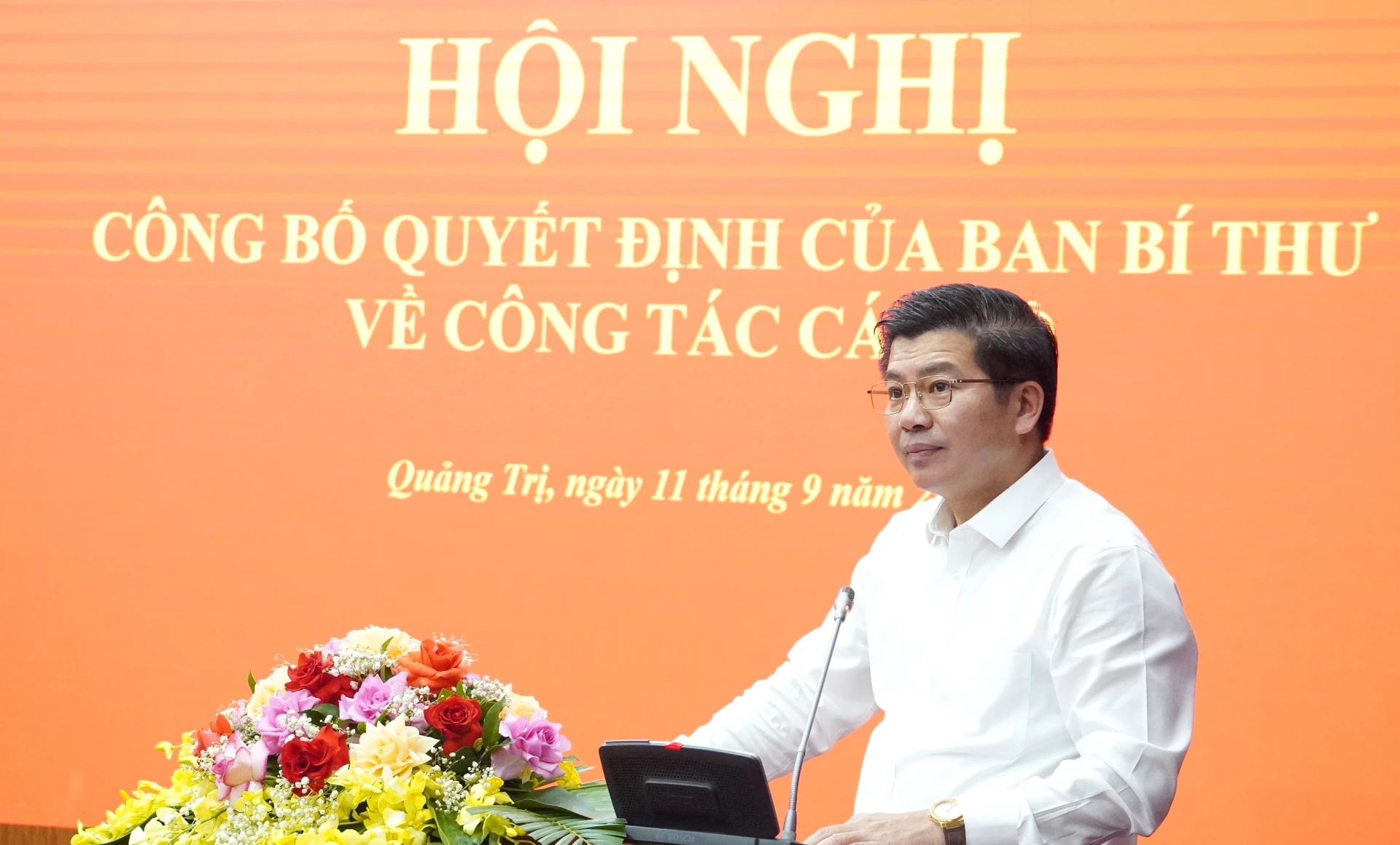 Trưởng Ban Tổ chức Tỉnh ủy Trần Vũ Khiêm công bố Quyết định chỉ định Phó Bí thư Tỉnh ủy Quảng Trị đối với đồng chí Nguyễn Chiến Thắng - Ảnh: QV