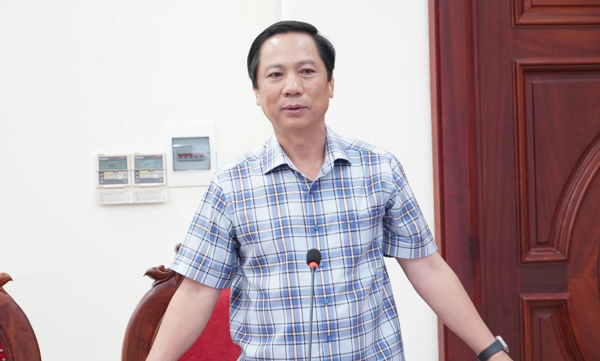 Phó Chủ tịch Thường trực UBND tỉnh Hoàng Nam phát biểu tại buổi làm việc - Ảnh: QV