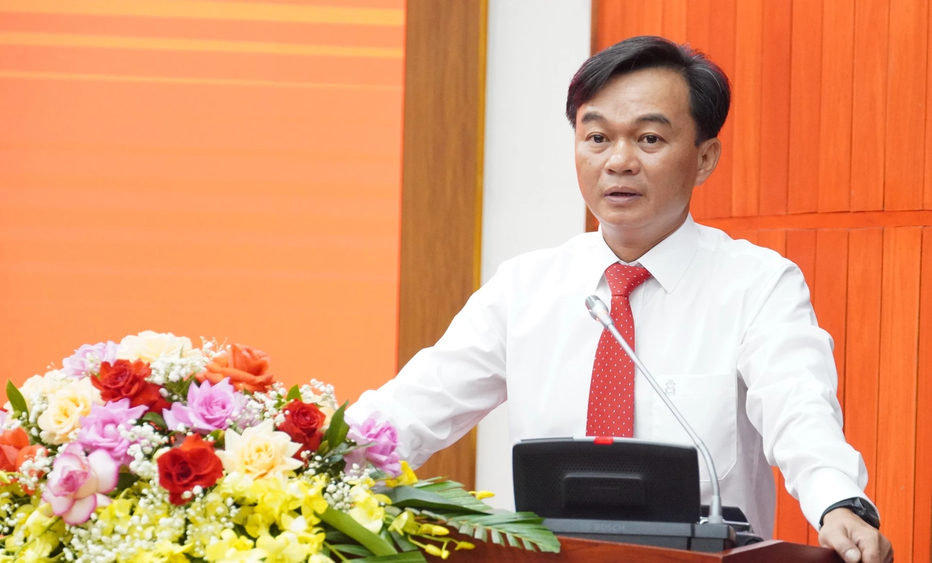 Phó Bí thư Tỉnh ủy Nguyễn Chiến Thắng phát biểu nhận nhiệm vụ - Ảnh: QV
