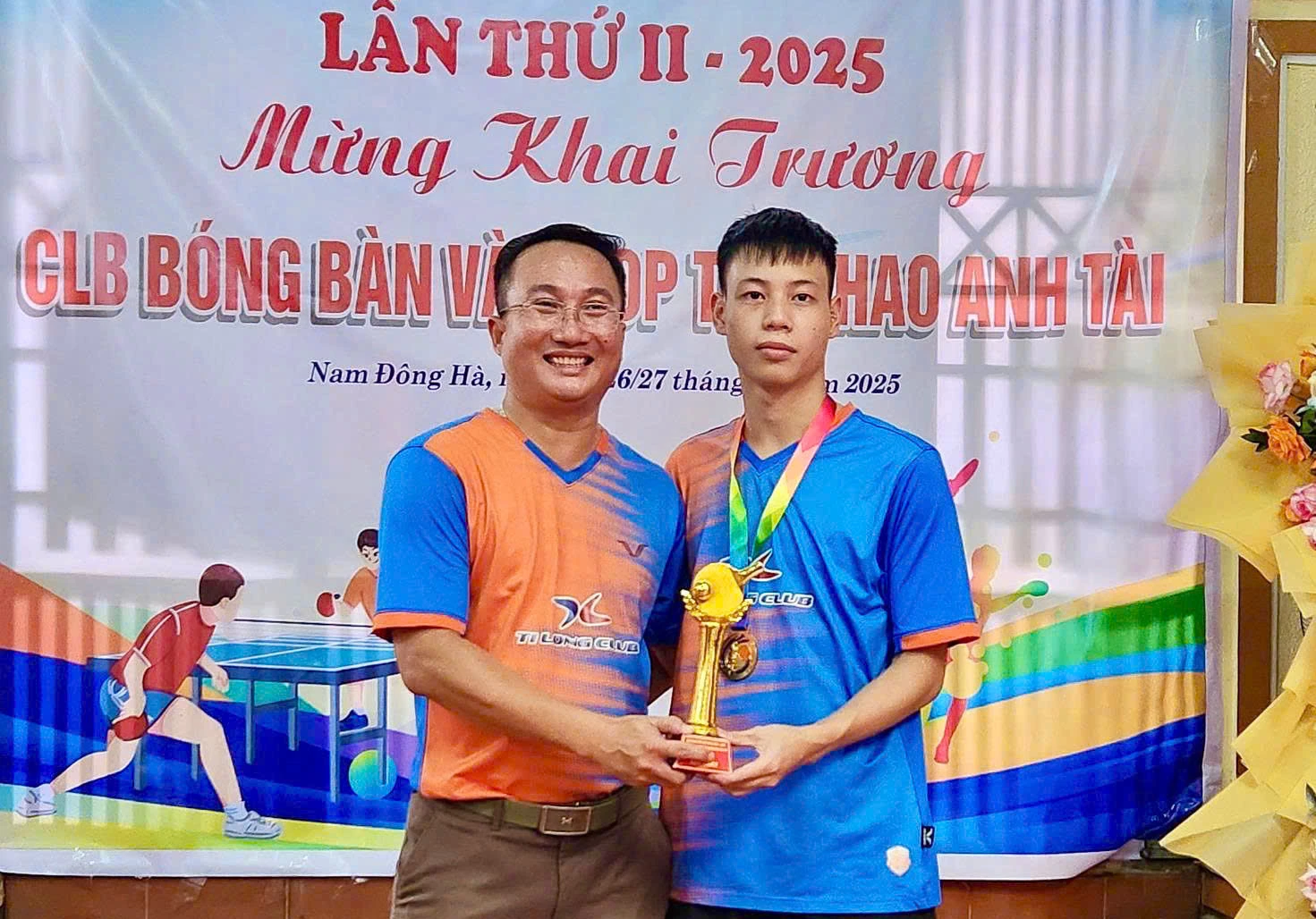 Anh Võ Minh Châu (bên trái) luôn tích cực hỗ trợ, động viên và “tiếp lửa” cho nhiều giải đấu bóng bàn trong toàn tỉnh - Ảnh: NVCC