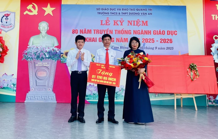 Chánh Văn phòng Tỉnh ủy Lê Văn Bảo dự lễ khai giảng năm học mới