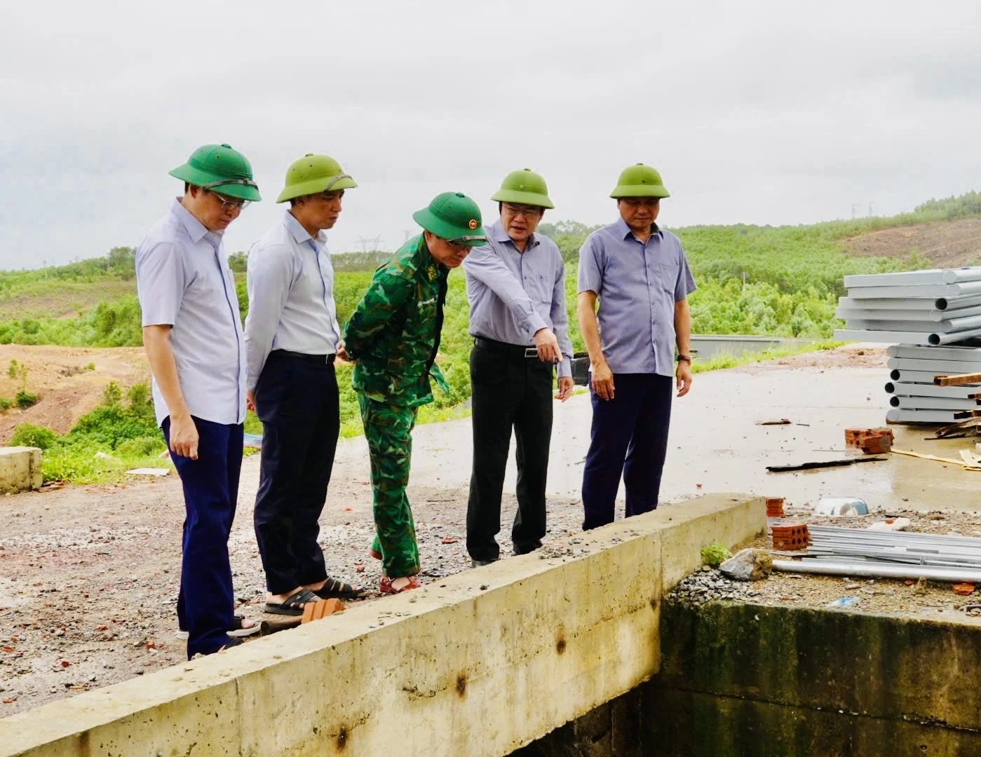 Phó Chủ tịch UBND tỉnh Phan Phong Phú kiểm tra hồ chứa nước Troóc Trâu - Ảnh: Đ.A