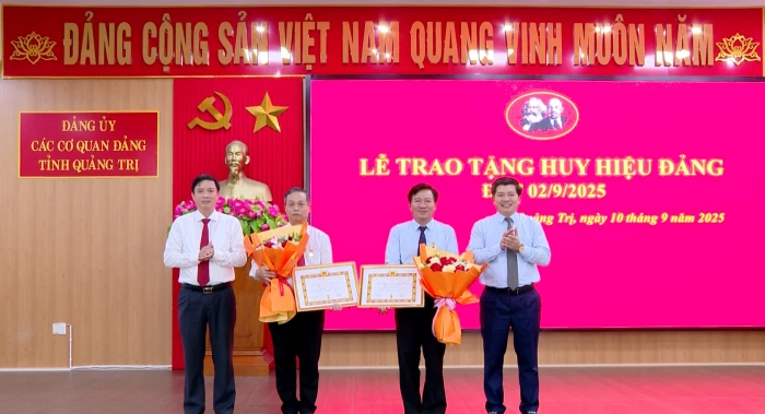 Lễ trao tặng Huy hiệu 30 năm tuổi Đảng đợt 2/9