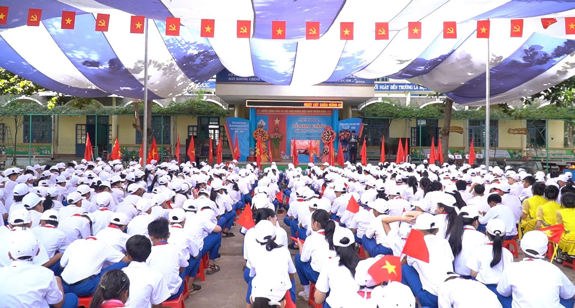 Quang cảnh lễ khai giảng năm học mới tại Trường THCS Tân Long - Ảnh:NM