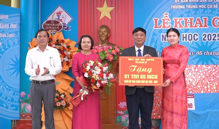 Trưởng Ban Nội chính Tỉnh ủy Ly Kiều Vân dự khai giảng tại Trường THCS Tân Long
