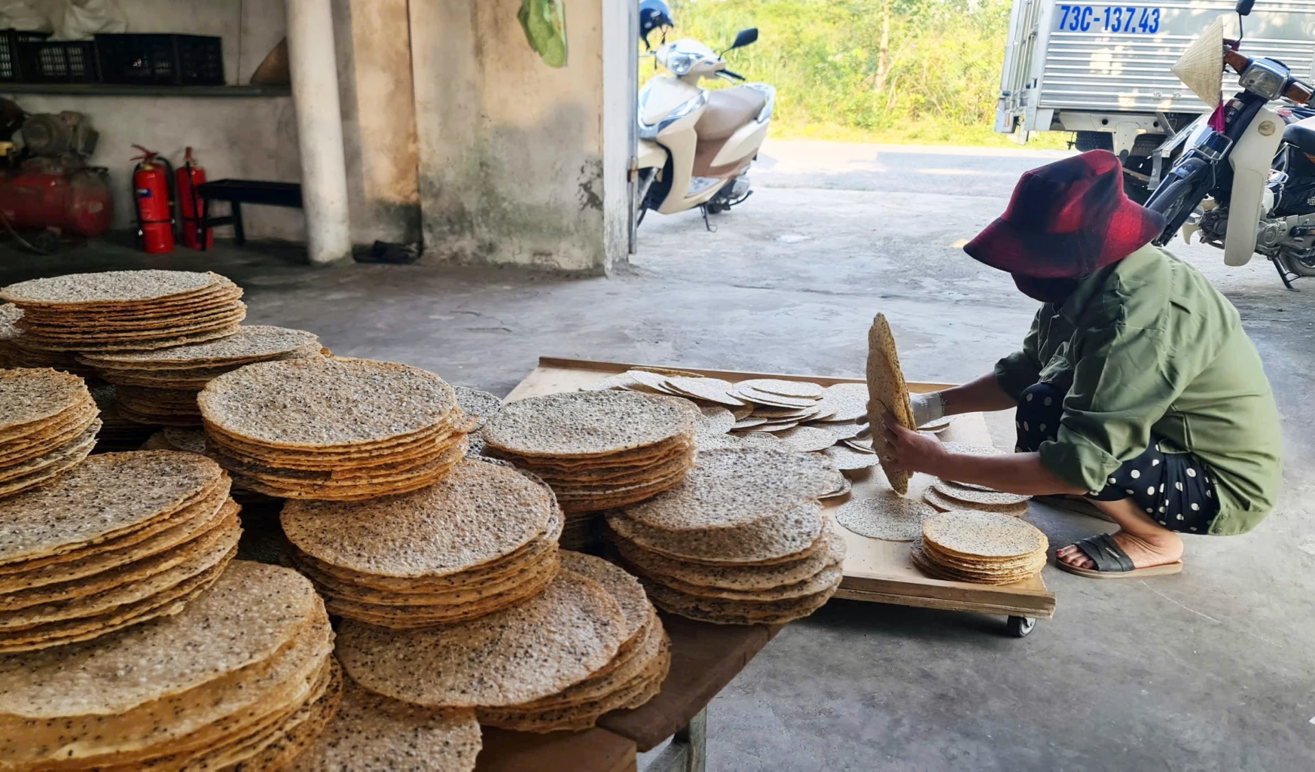 Cơ sở sản xuất tiểu thủ công nghiệp phát huy hiệu quả, góp phần tạo việc làm cho lao động nông thôn - Ảnh: L.C