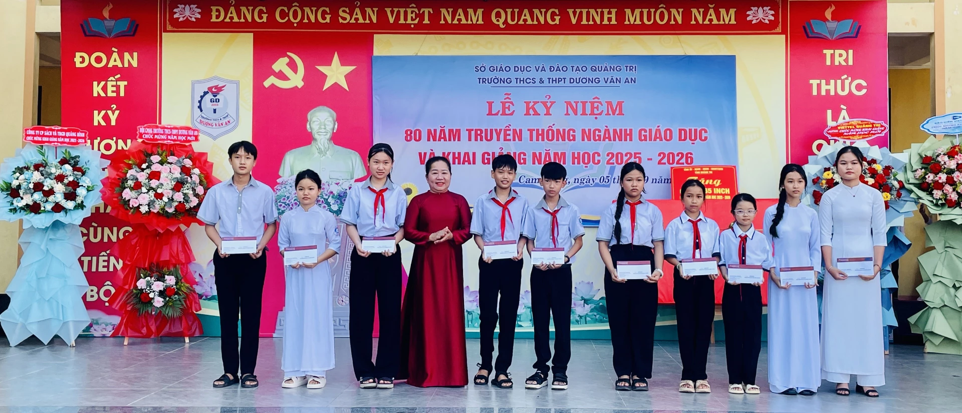 Trường THCS&THPT Dương Văn An trao học bổng cho học sinh vượt khó học giỏi - Ảnh: Đ.A