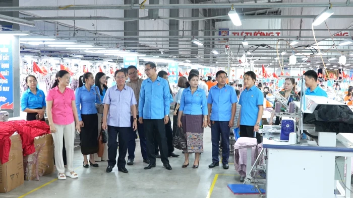 Liên hiệp Công đoàn tỉnh Salavan thăm, làm việc với Công ty Cổ phần S&D Quảng Bình