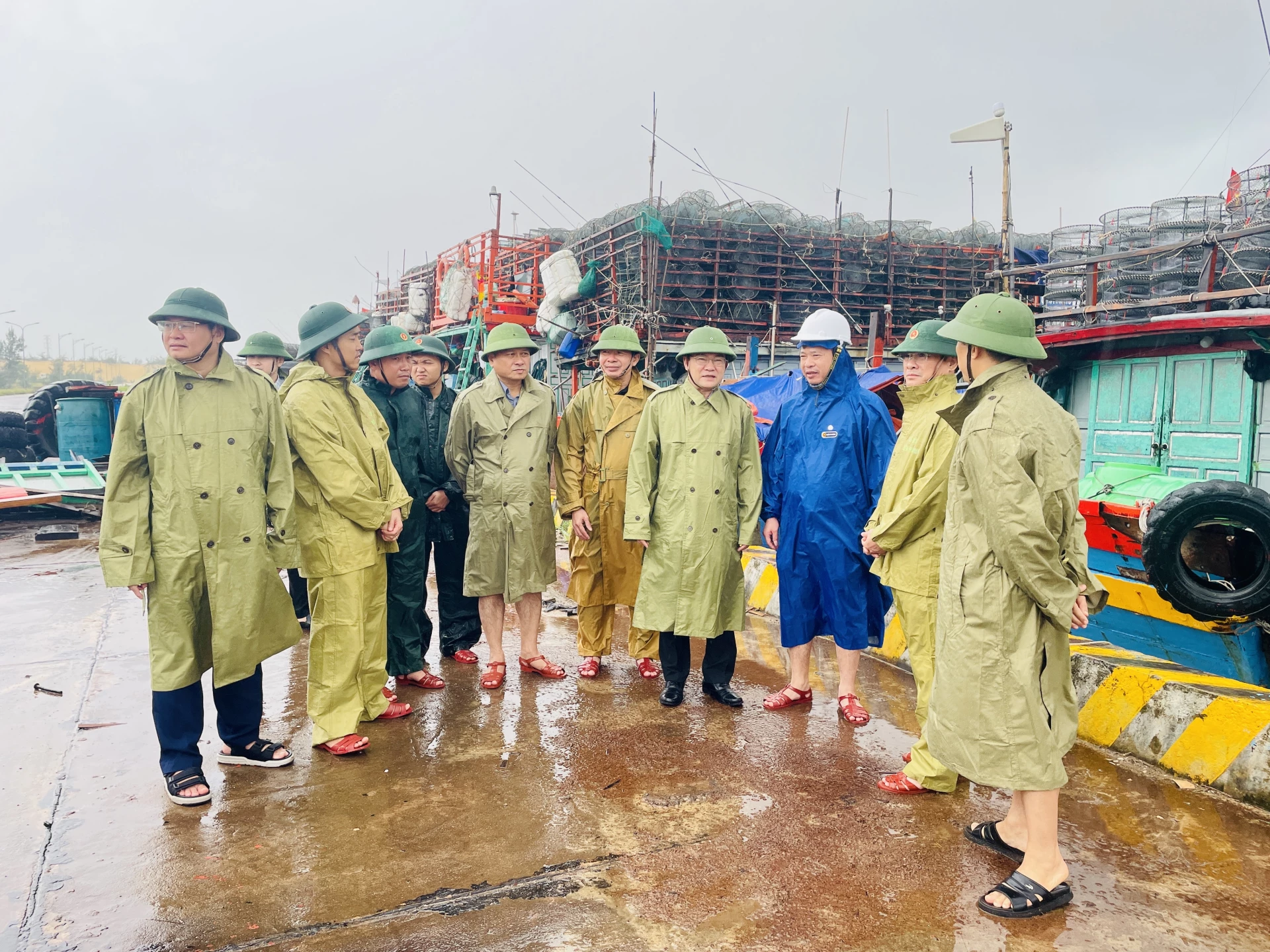 Phó Chủ tịch UBND tỉnh Phan Phong Phú kiểm tra khu neo đậu tránh trú bão Cừa Phú - Ảnh: Đ.A