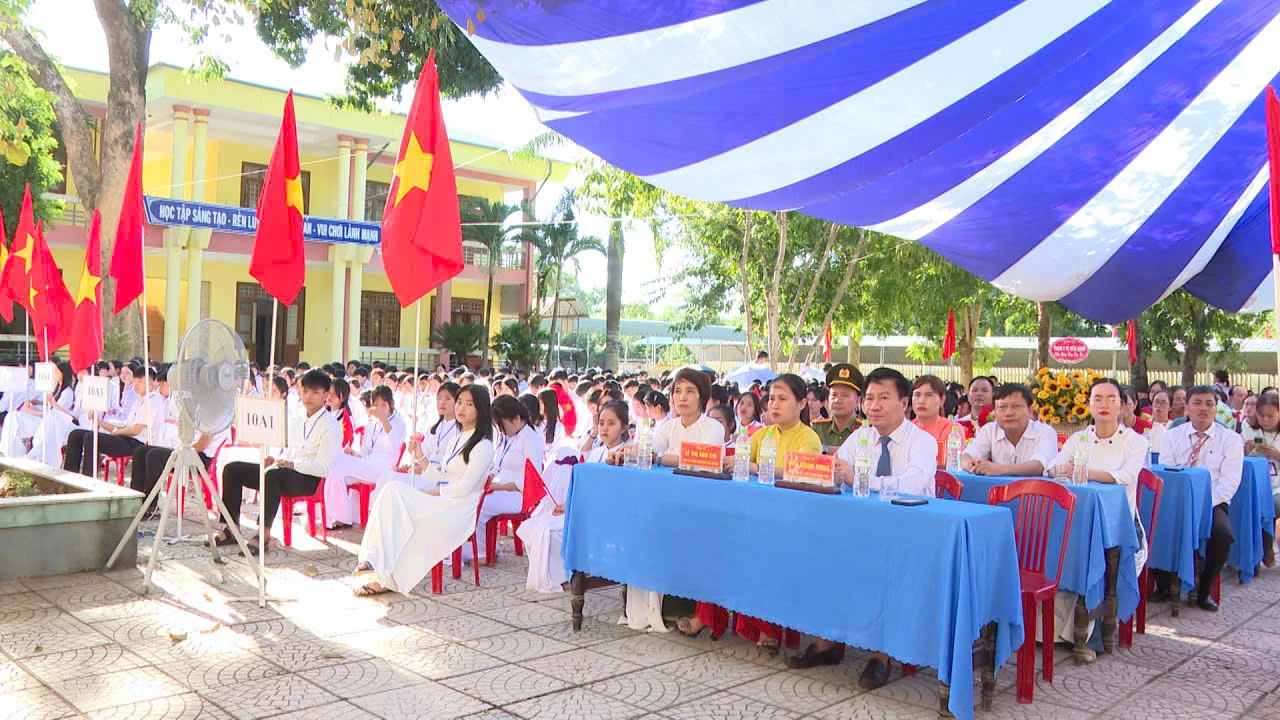 Đại biểu dự lễ khai giảng - Ảnh: Việt Anh