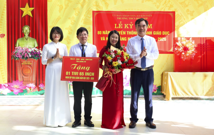 Chánh Thanh tra tỉnh Nguyễn Lương Bình dự lễ khai giảng năm học mới tại Trường THCS Hóa Hợp