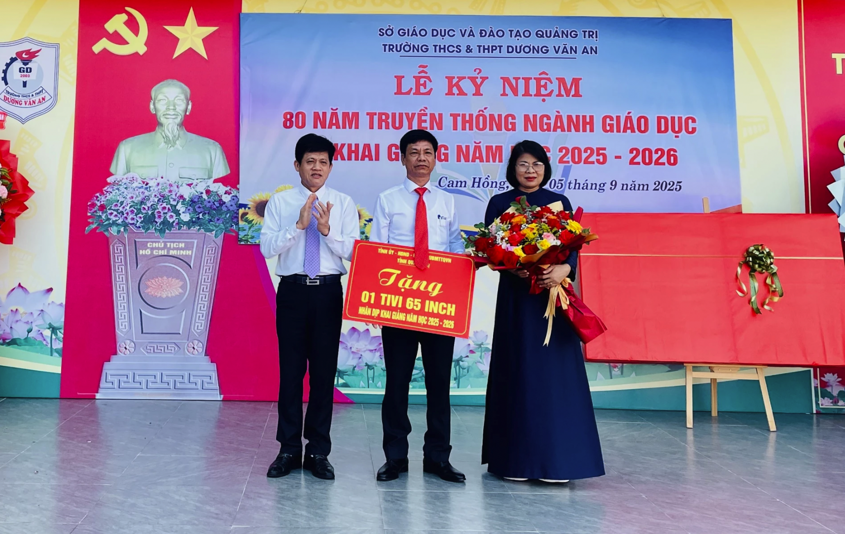 Chánh Văn phòng Tỉnh ủy Lê Văn Bảo tặng quà cho Trường THCS-THPT Dương Văn An - Ảnh: Đ.A