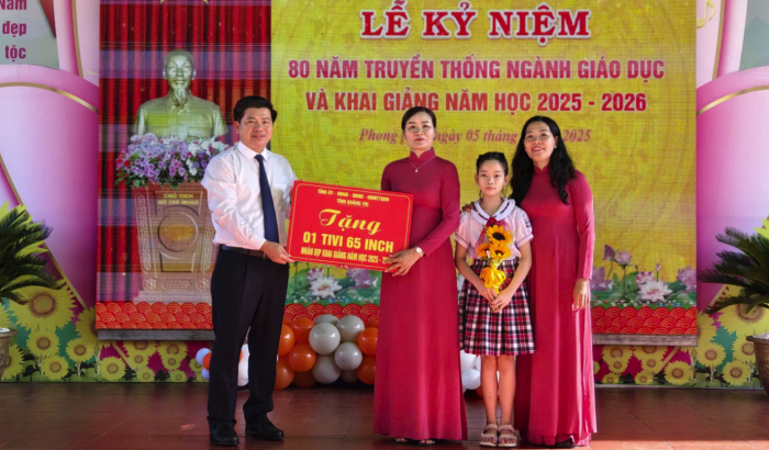 Trưởng ban Tổ chức Tỉnh ủy Trần Vũ Khiêm dự lễ khai giảng năm học mới tại Trường Tiểu học số 1 Phúc Trạch