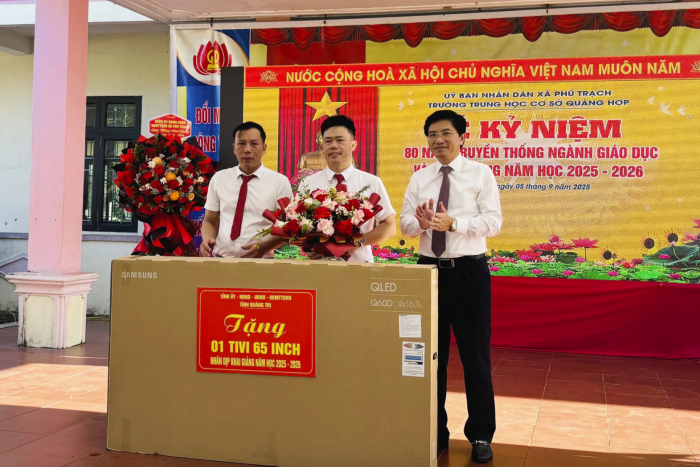 Trưởng ban Tuyên giáo và Dân vận Tỉnh ủy dự lễ khai giảng năm học mới tại Trường THCS Quảng Hợp