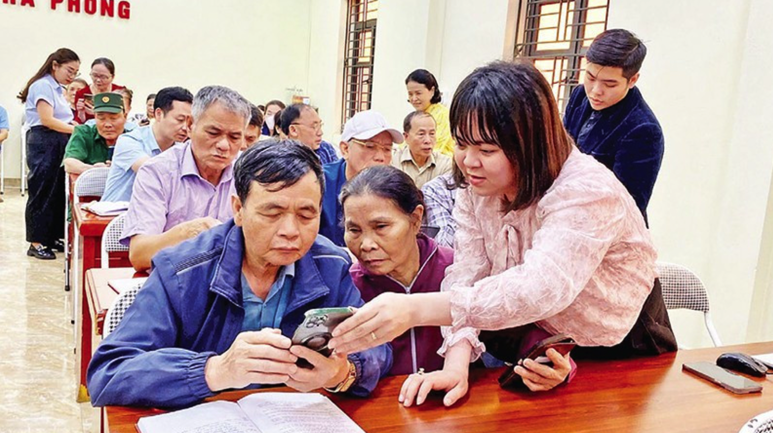 Phường Hà Tu, tỉnh Quảng Ninh tổ chức lớp “Bình dân học vụ số” hướng dẫn công nghệ cho người dân.