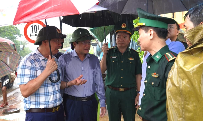 Phó Chủ tịch UBND tỉnh Phan Phong Phú chỉ đạo khắc phục hậu quả vụ tai nạn tại xã Lao Bảo