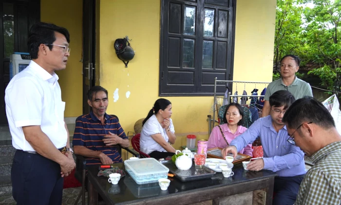 Khen thưởng các gia đình tự nguyện bàn giao mặt bằng