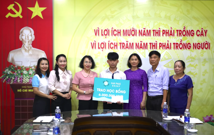 Tiếp sức đến trường cho trẻ mồ côi, hoàn cảnh khó khăn học giỏi