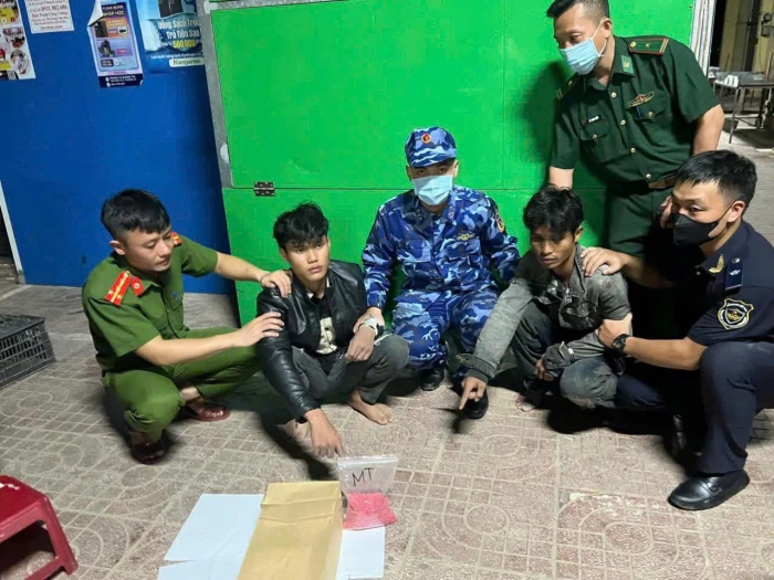 Bắt giữ nhóm đối tượng vận chuyển hàng nghìn viên ma túy tổng hợp