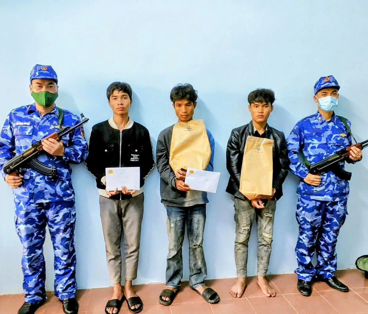 Các đối tượng bị lực lượng chức năng tiến hành giữ người và bắt người bị giữ trong trường hợp khẩn cấp. Ảnh: Nguyễn Thành