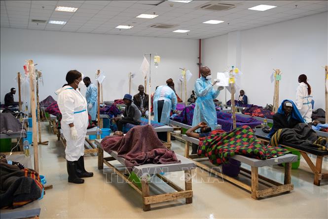 Bệnh nhân mắc bệnh tả được điều trị tại Lusaka, Zambia. Ảnh: THX/TTXVN