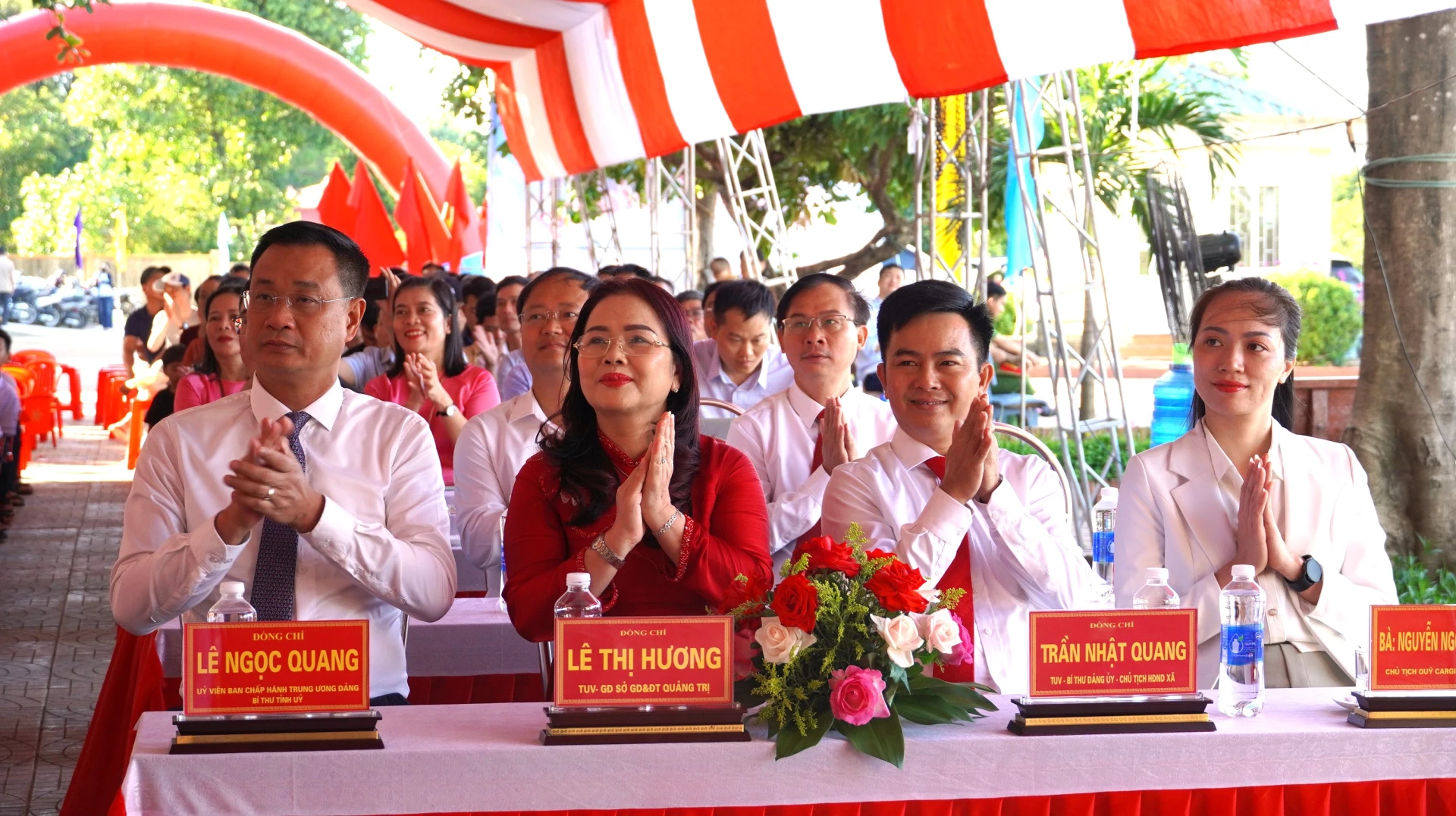 Bí thư Tỉnh ủy Lê Ngọc Quang dự và chung vui nhân lễ khai giảng năm học mới tại Trường Tiểu học Võ Thị Sáu - Ảnh: QV