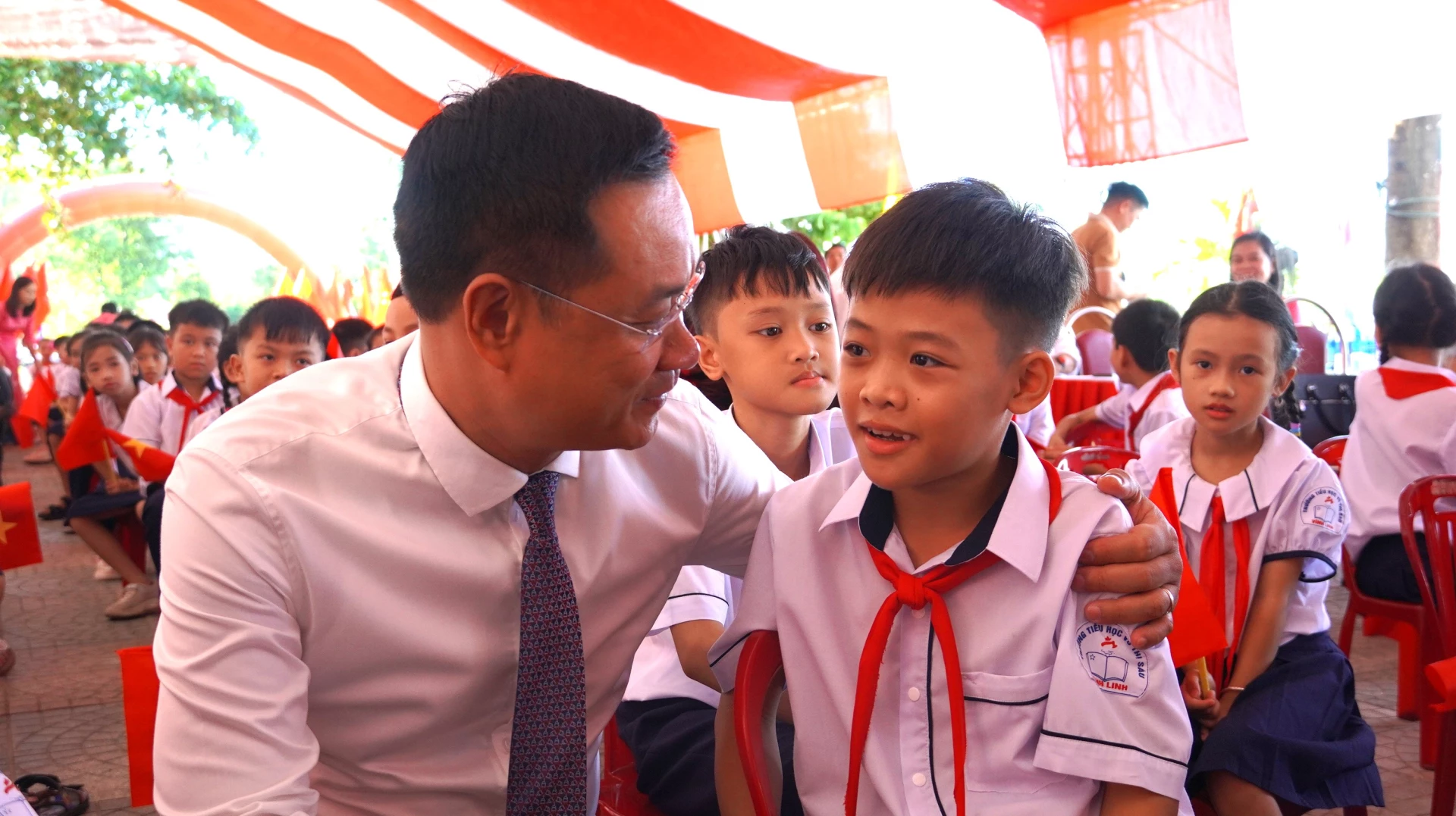Bí thư Tỉnh ủy Lê Ngọc Quang động viên các em học sinh nhân ngày khai giảng năm học mới - Ảnh: QV