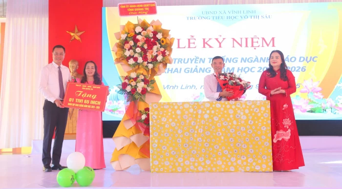 Bí thư Tỉnh ủy Lê Ngọc Quang dự lễ khai giảng tại Trường Tiểu học Võ Thị Sáu, xã Vĩnh Linh