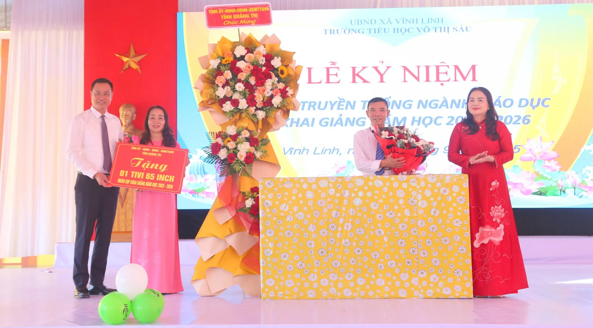 Bí thư Tỉnh ủy Lê Ngọc Quang tặng quà cho Ban giám hiệu Trường Tiểu học Võ Thị Sáu - Ảnh: QV