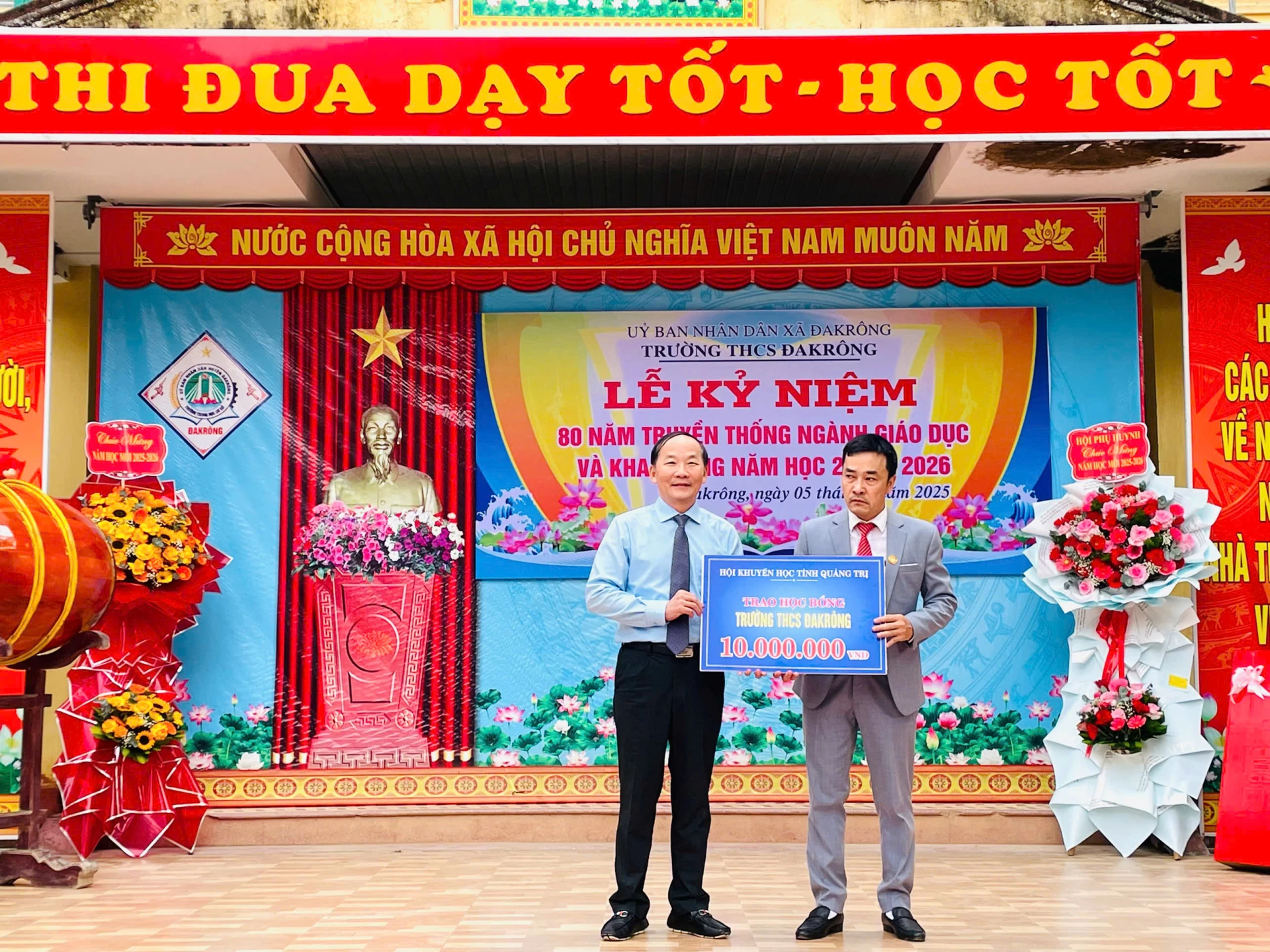 Hội Khuyến học tỉnh Quảng Trị trao học bổng hỗ trợ học sinh Trường THCS Đakrông nhân dịp khai giảng năm học mới 2025-2026 - Ảnh: M.H