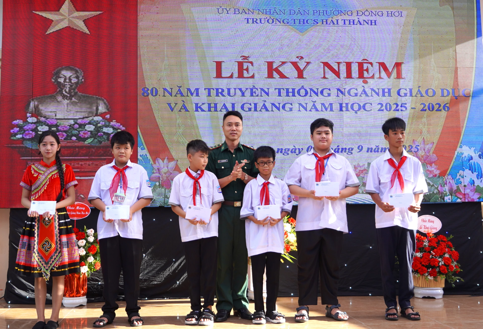 Các đơn vị, nhà hảo tâm tặng quà cho học sinh có hoàn cảnh khó khăn Trường THCS Hải Thành. Ảnh: H.Tr.