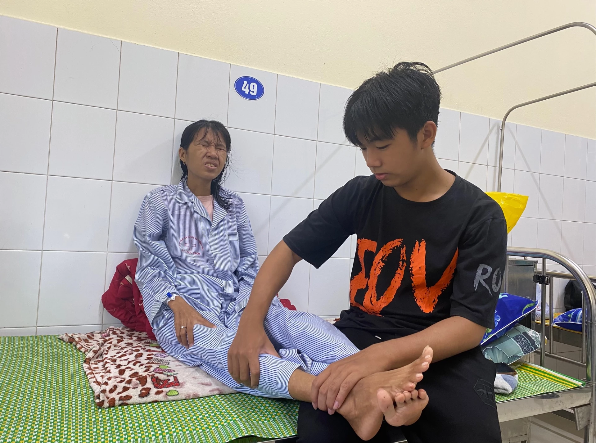 Ngoài giờ đến lớp, Nguyễn An Duy dành phần lớn thời gian còn lại trong ngày để chăm sóc mẹ đang bị bệnh nặng- Ảnh: N.B 