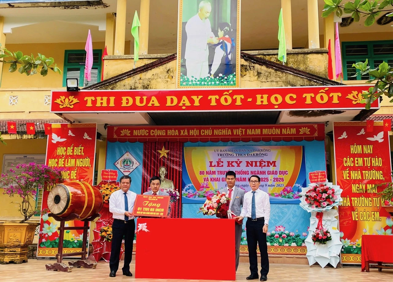 Phó Bí thư Tỉnh ủy, Chủ tịch UBND tỉnh Trần Phong trao tặng ti vi cho Trường THCS Đakrông, xã Đakrông nhân dịp đầu năm học mới 2025-2026- Ảnh:Hội Khuyến học tỉnh cung cấp