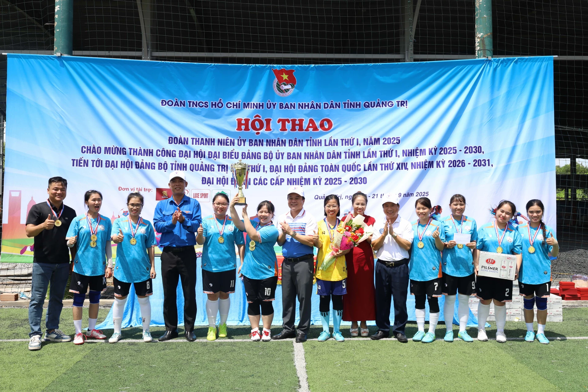 Ban Tổ chức trao Cúp và Huy chương Vàng môn bóng đá mini nữ cho đội bóng Bệnh viện Đa khoa tỉnh. Ảnh: Quang Ngọc