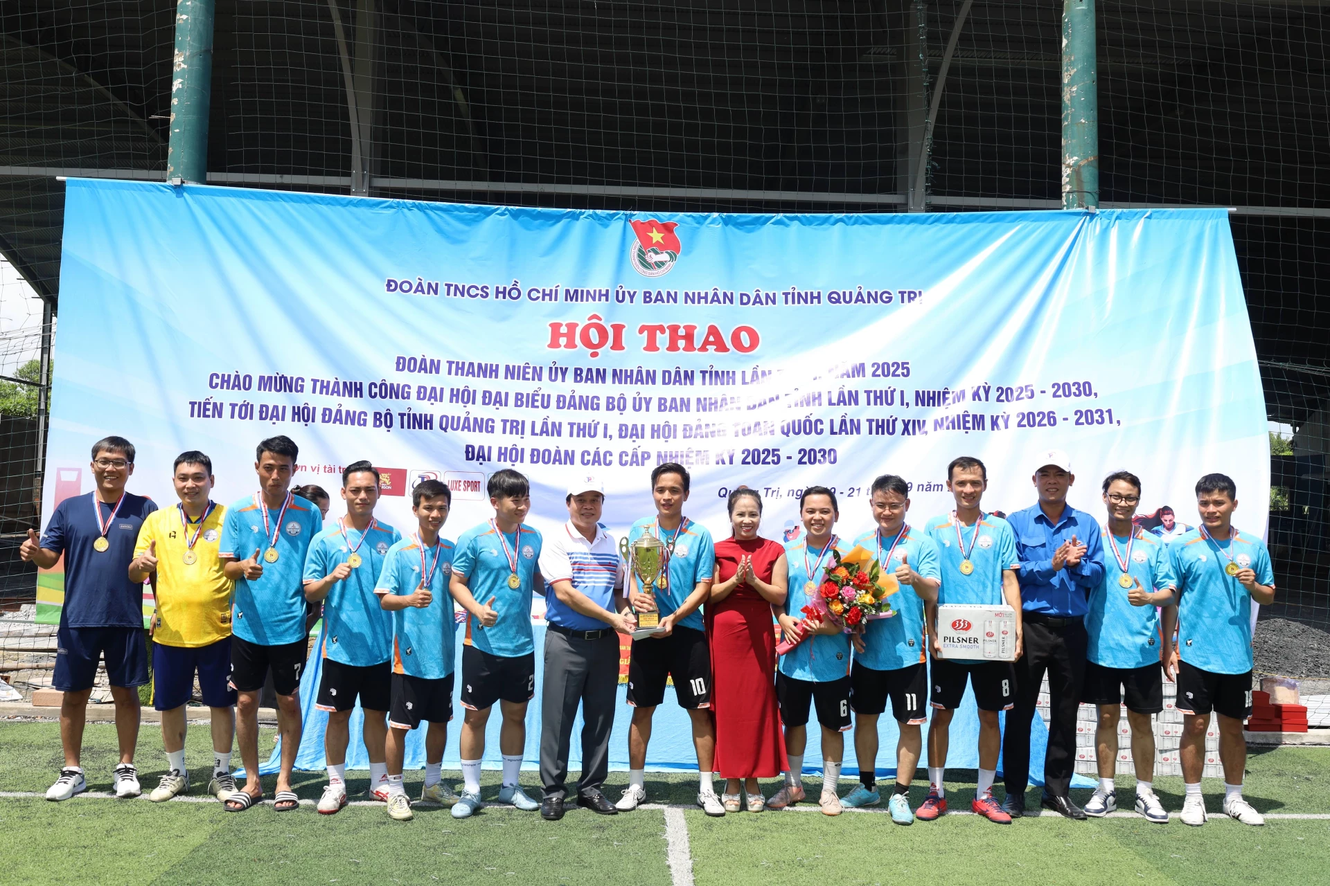Ban Tổ chức trao Cúp và Huy chương Vàng môn bóng đá mini nam cho đội bóng Bệnh viện Đa khoa tỉnh. Ảnh: Quang Ngọc