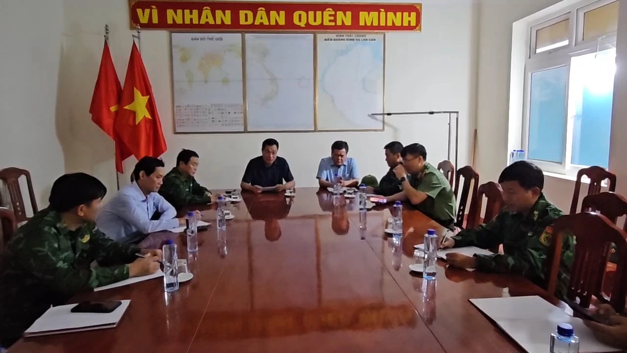 Đồng chí Bí thư Tỉnh ủy Lê Ngọc Quang và đồng chí Chủ tịch UBND tỉnh Trần Phong hội ý nhanh với các đơn vị liên quan để nỗ lực tìm kiếm - Ảnh: AV